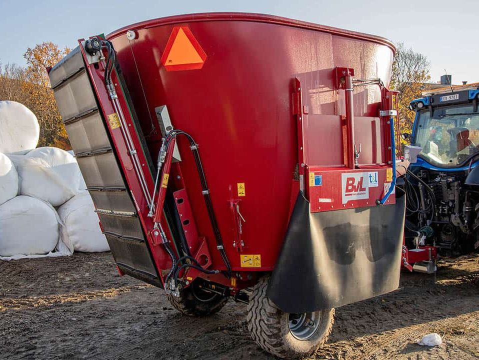 Rød BvL fullfôrmikser bak traktor
