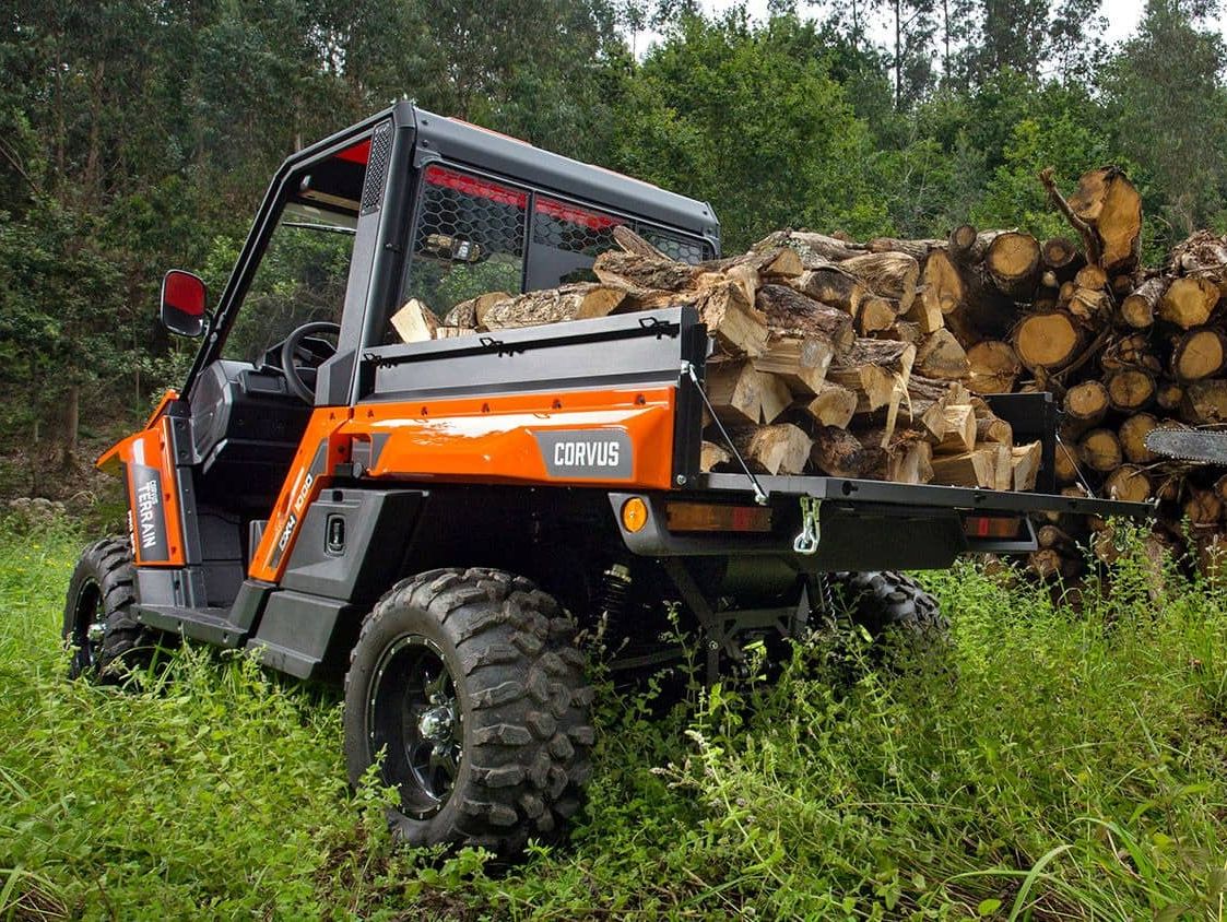 Corvus UTV i skog med vedlast